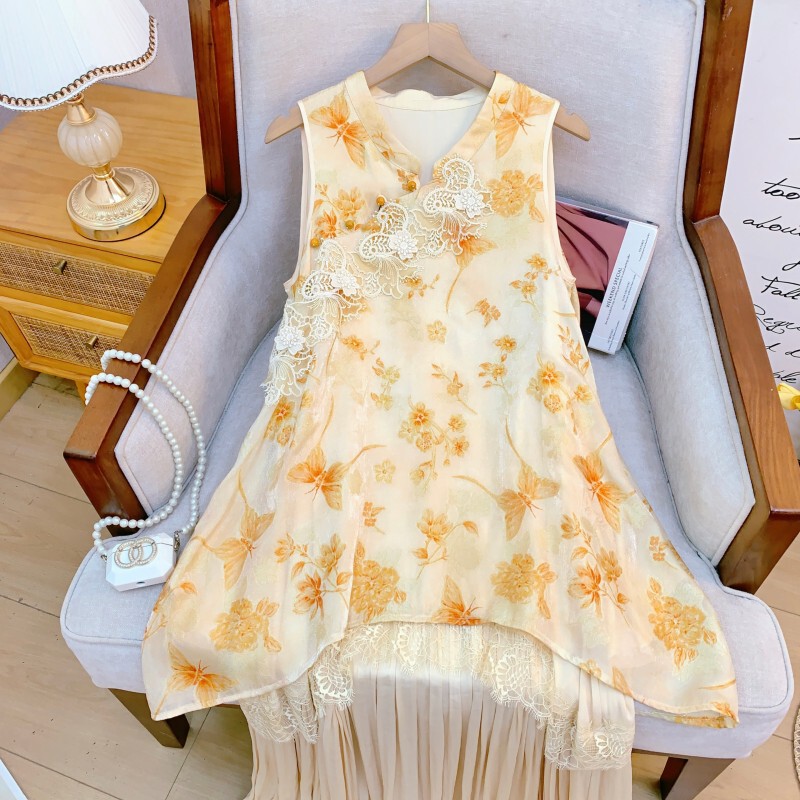 Set áo vest không tay in hoa ren cài khuy kèm chân váy xếp ly dài cạp thấp — Vàng mơ