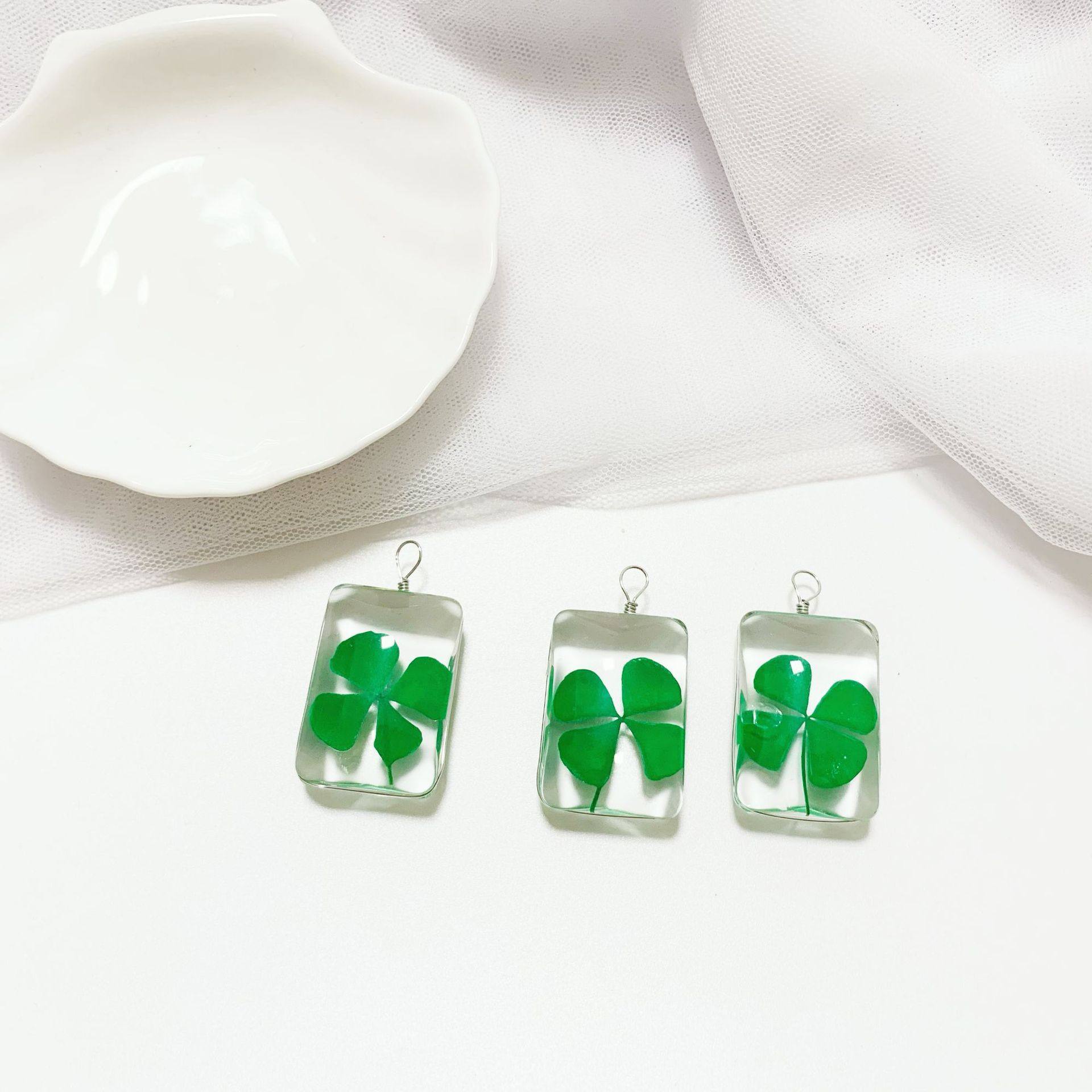 Four-leaf clover plant specimen time glass necklace green pendant sweater chain key chain diy accessories in stock