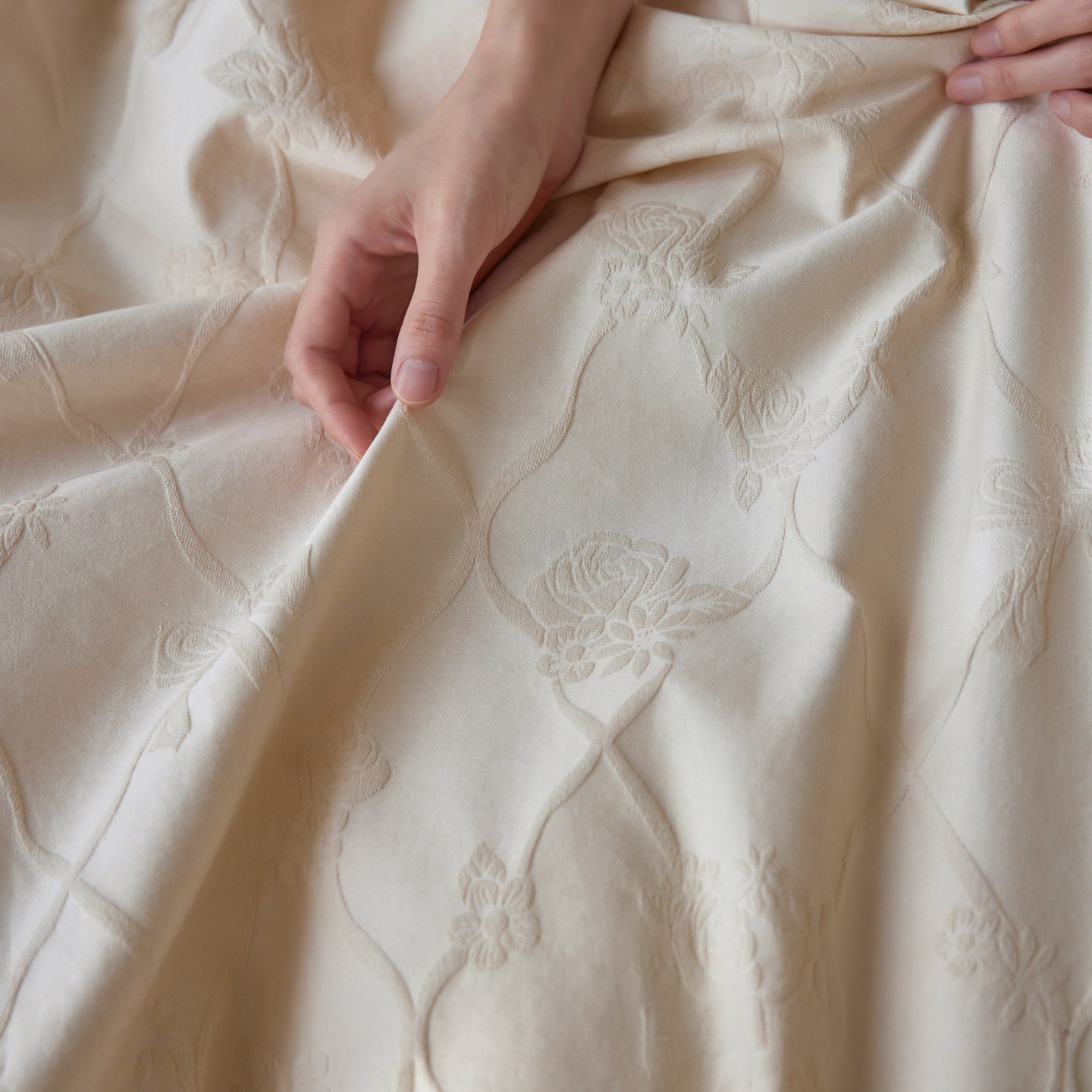 High-End Accessible Luxury Class a 100 Cotton Embossed Jacquard Thickeneded Brushed Four-Piece Set Autumn and Winter Warm and Skin-Friendly Bedding