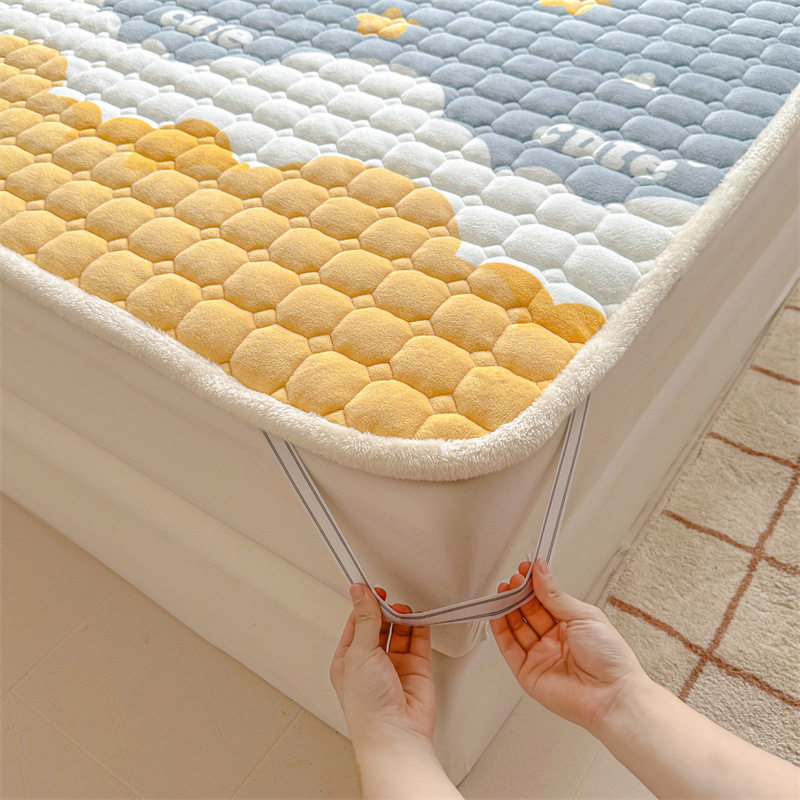 Class A maternal and child milk velvet mattress autumn and winter foldable washed anti-static home student dormitory bed cushion