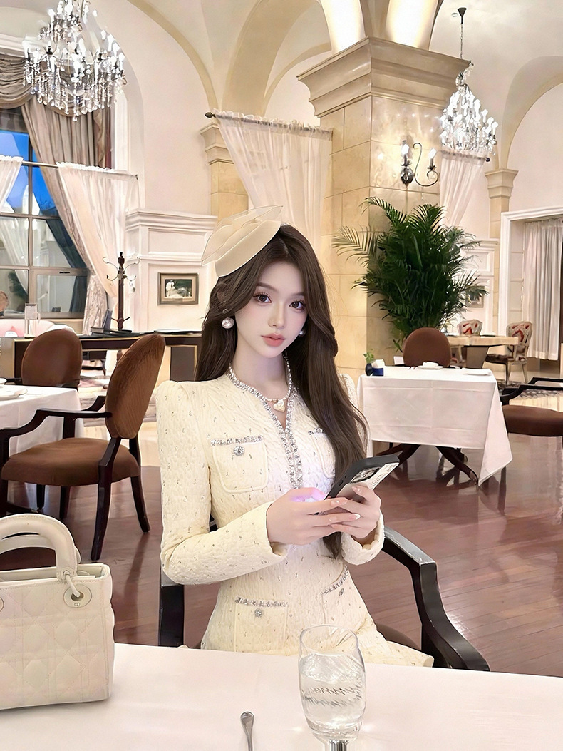 Đầm đuôi cá ôm dáng cổ chữ V đính đá công phu — Màu be