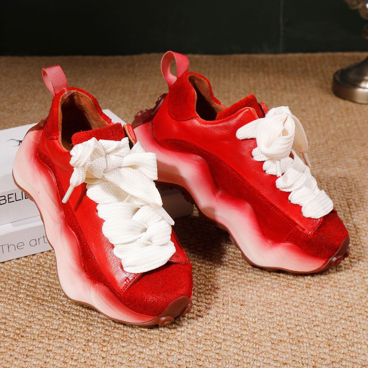 Giày sneaker nữ da bò thật cổ trung, dây buộc, đế dày — đen, màu đỏ