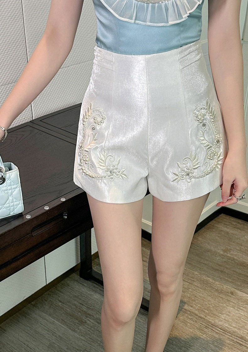 Quần short nữ cạp cao ống suông vải kaki có thêu hoa — [Trắng] chi tiết 10