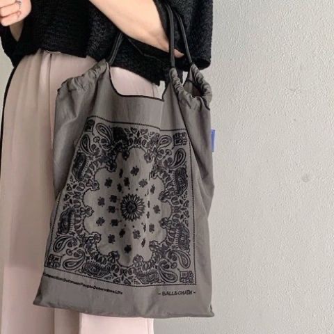 グレーのカシューフラワー