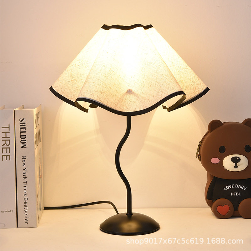Modern Simple Table Lamp Bedroom Bedside Lamp Ins Creative Petal Retro Table Lamp Bed and Breakfast Model Room Decorative Night Light