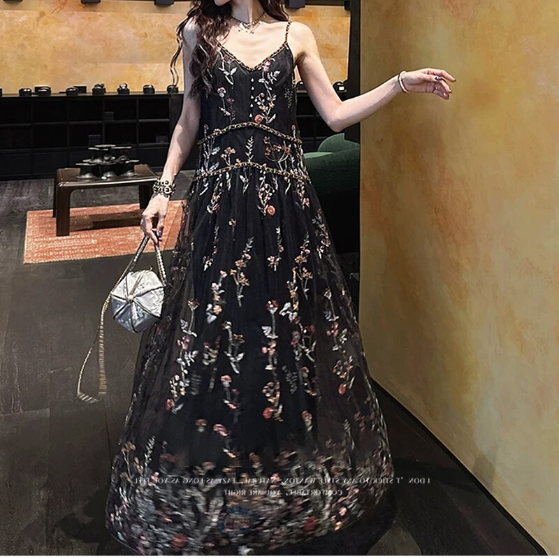 Đầm maxi nữ họa tiết hoa cổ V dây mảnh phối lưới xòe — Đen ánh kim, Hạnh đào mềm
