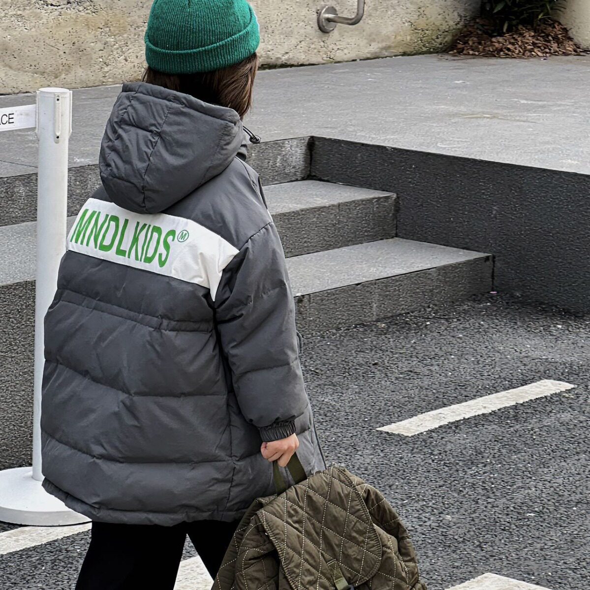 Корейская версия осенне-зимней детской куртки с защитой от холода, модная универсальная одежда с принтом, утолщенная и удлиненная теплая детская куртка Изображение 1