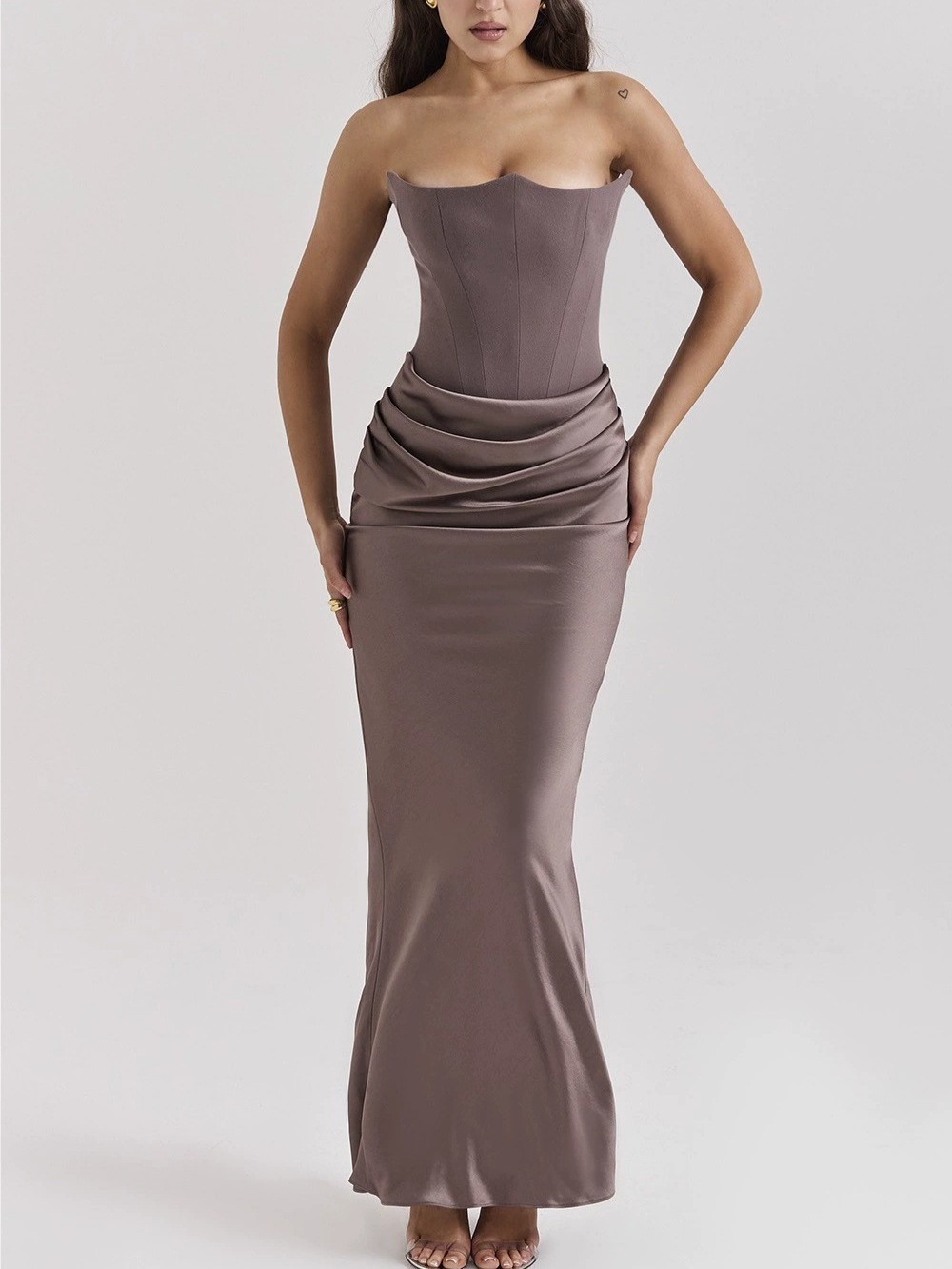 Elegant Strapless Evening Dress Slim Fit Backless Fashionable Design Perfect for Parties and Special Occasions