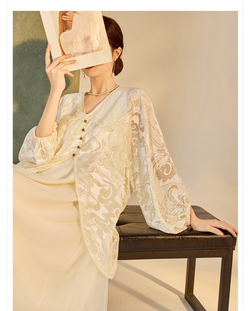 Đầm maxi nữ dài tay cổ chữ V họa tiết hoa in nổi — bầu trời xanh, Màu trắng nhạt
