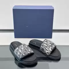 2025 European Genuine Leather Men's Summer New Light Luxury Slip-On Indoor and Outdoor Casual Versatile Flip-Flops Trendy