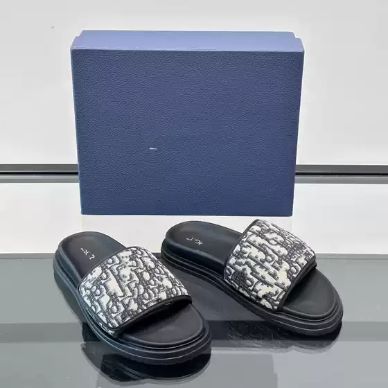 2025 European Genuine Leather Men's Summer New Light Luxury Slip-On Indoor and Outdoor Casual Versatile Flip-Flops Trendy