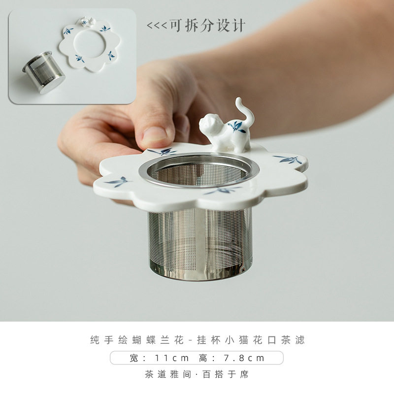 純粋な手描きの蝶の蘭-杯の子猫の花口のお茶を掛けて濾過します。