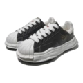 Mmy dissolves shoe black leather