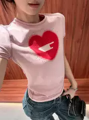 26 Spring and Summer New Style Slim Fit Short T-Shirt with Heart Logo in Hot Stamping