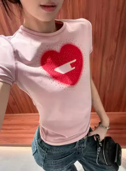26 Spring and Summer New Style Slim Fit Short T-Shirt with Heart Logo in Hot Stamping