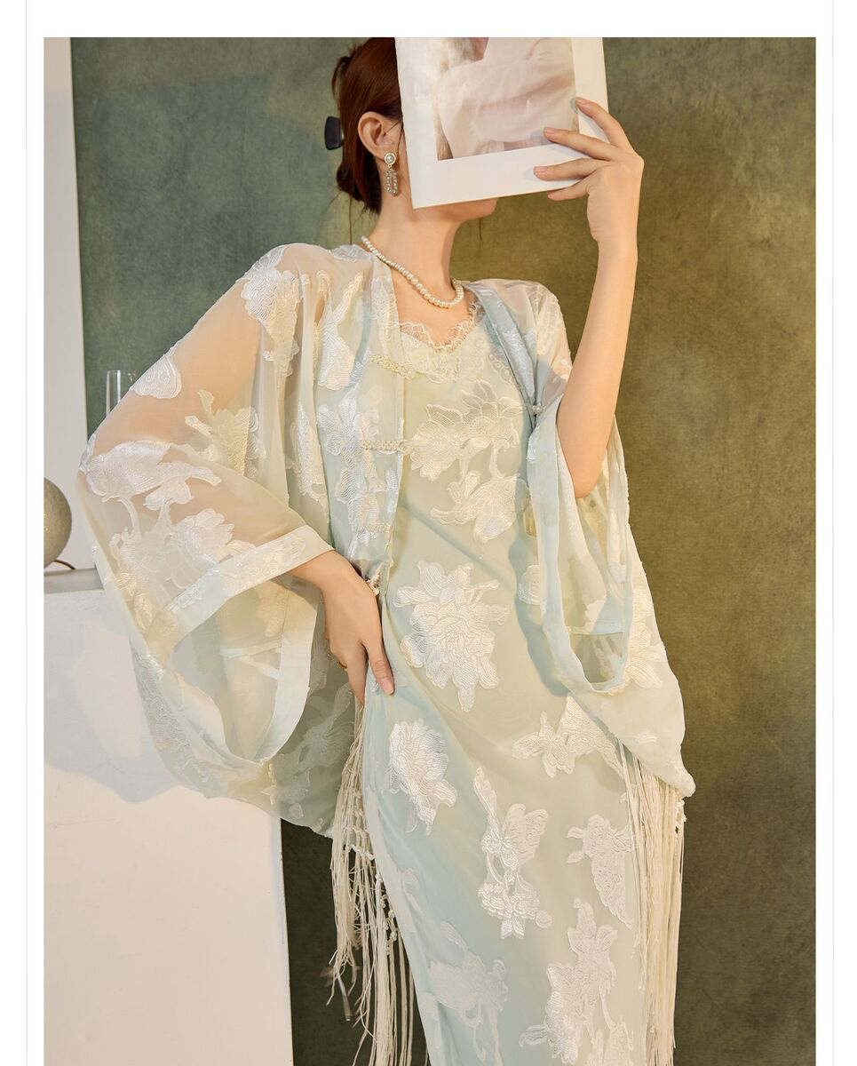 Bộ đầm yếm dài kèm áo cardigan dài tay thêu họa tiết tua rua nữ — Áo cardigan tua rua (giao hàng trong 7 ngày), Áo cardigan tua rua (giao hàng trong ngày), Váy yếm (giao hàng trong 7 ngày), Váy yếm (giao ngay trong ngày)