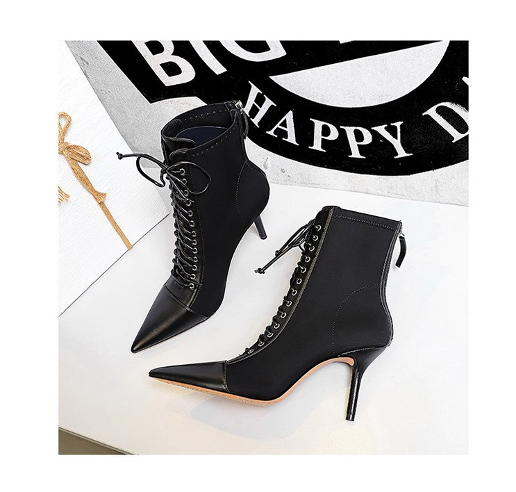 Boot nữ cổ thấp mũi nhọn gót cao phối dây buộc chéo, khóa kéo sau — Màu đen