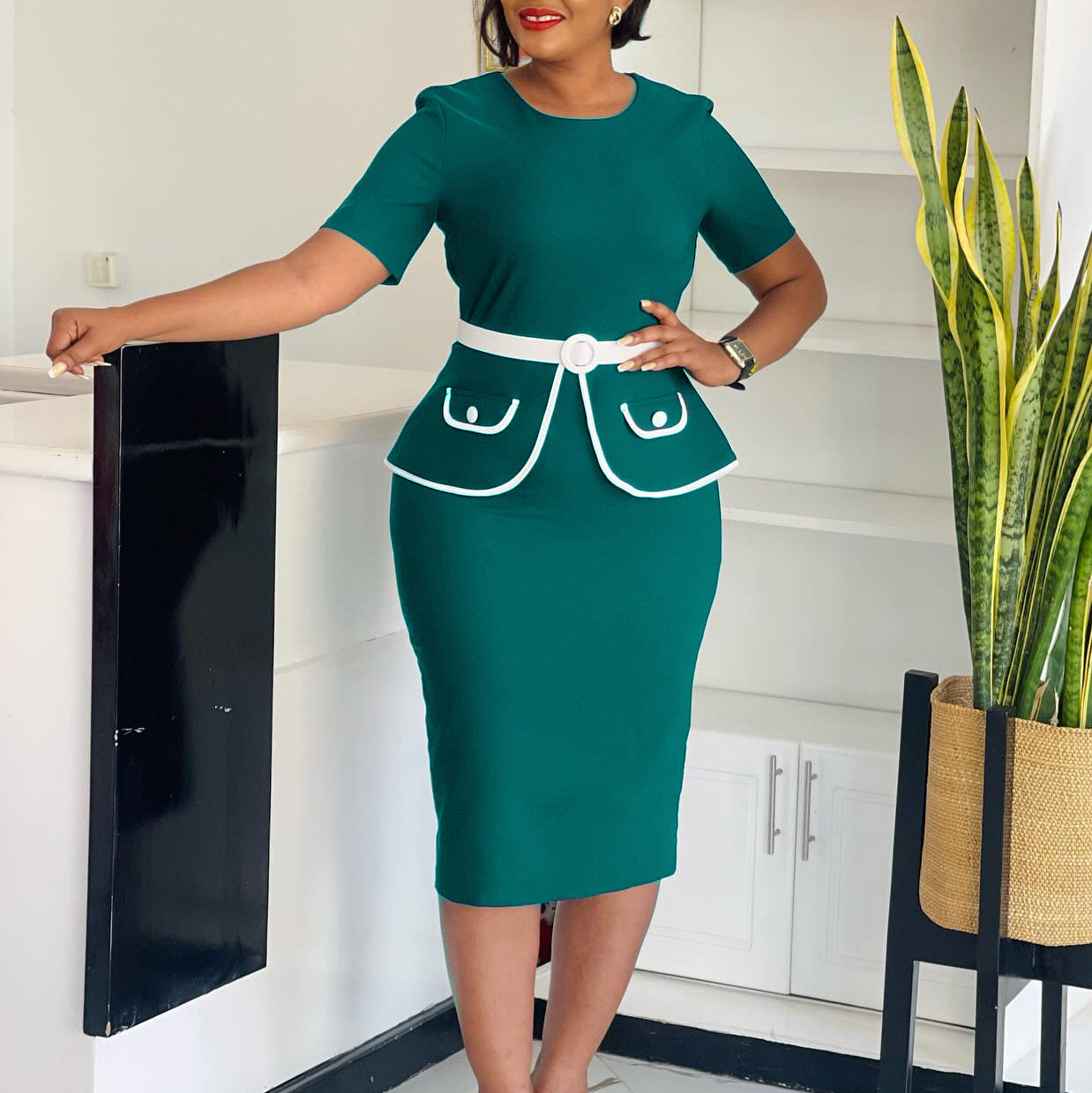 Elegant Plus Size Bodycon Dress for Women Short Sleeve Stretch Fabric Stylish Design Perfect for Office or Casual