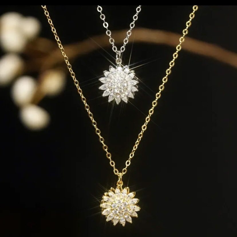 Rotating Sunflower Necklace Women's Fashion Light Luxury Sunflower Pendant Niche Design Sense 18K Gold Titanium Steel Clavicle Chain