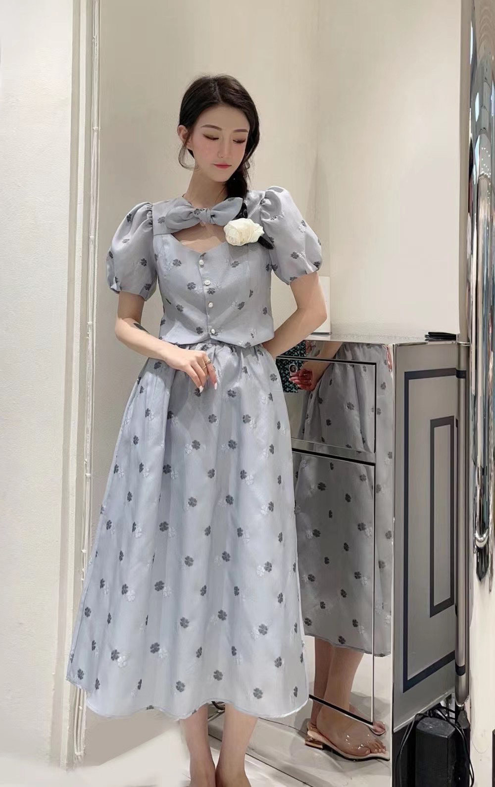 Đầm maxi nữ thắt eo tay bồng họa tiết hoa cổ tròn — Xám xanh chi tiết 3