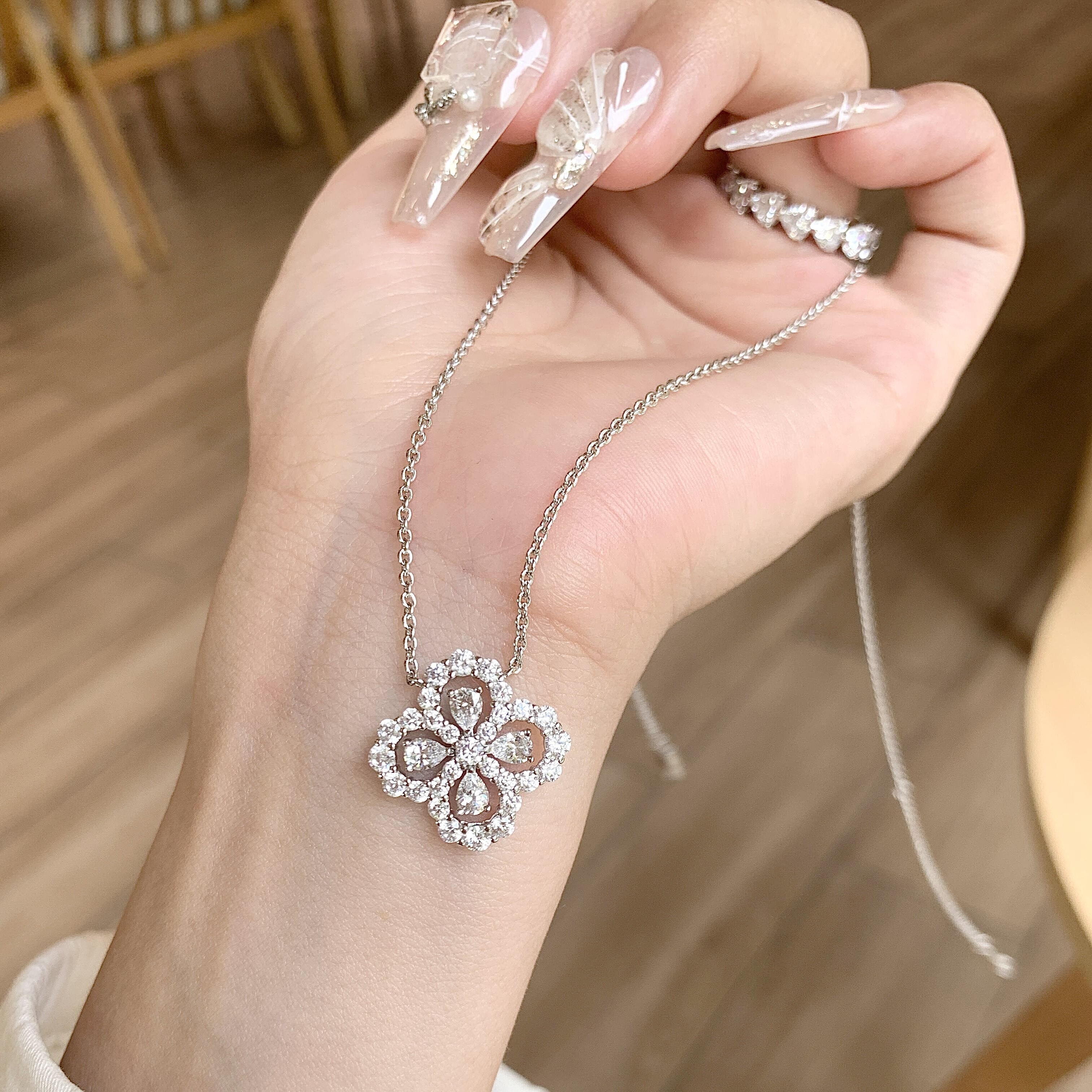Sparkling Diamond Four-Leaf Clover Necklace for Women, Light Luxury High-End Pendant, 2025 New Titanium Steel Non-Fading Clavicle Chain Wholesale