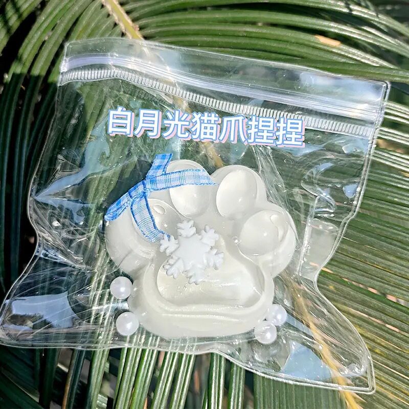 白い月光猫の爪