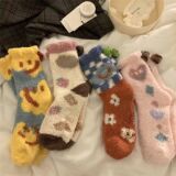 Носки из кораллового флиса, женские осенне-зимние толстые носки средней длины, домашние носки для сна со смайликом, теплые носки для сохранения тепла
