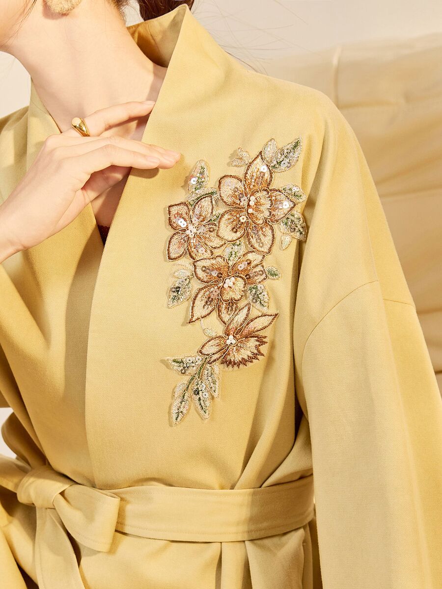 Áo khoác nữ dáng rộng thắt eo dây buộc, cổ V thêu đính hạt cao cấp — Hồng vàng (giao hàng 7 ngày)