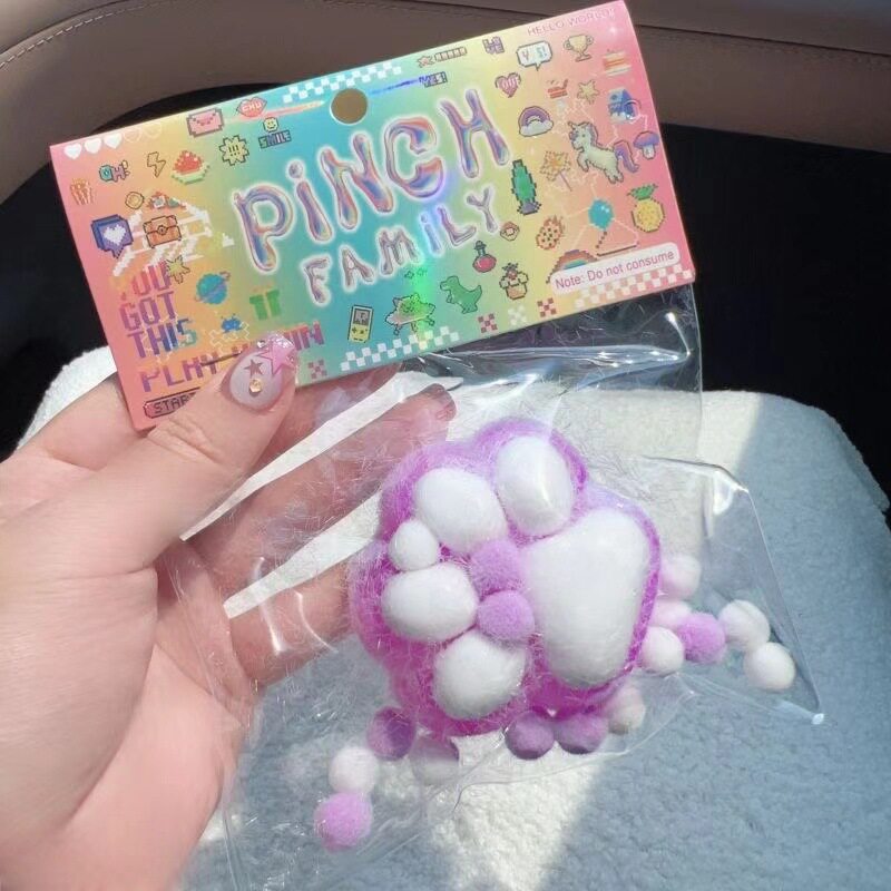 紫色の猫の足のぬいぐるみ [大きくて太くなった]