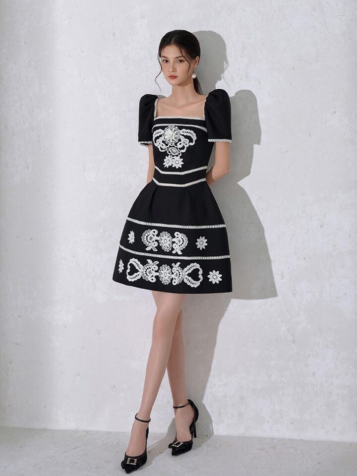 Đầm Vintage Cổ chữ Vuông Tay Phồng Thêu Hoa Thiết Kế Pháp Màu Đen