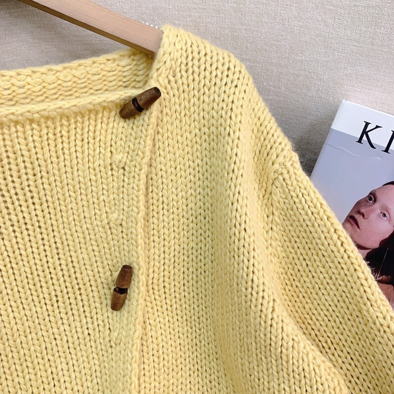 Áo cardigan nữ dệt kim dày dặn cổ chéo lệch vai, dáng suông thanh lịch — Màu vàng kem