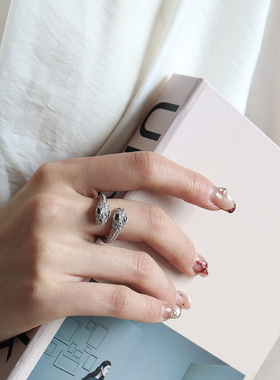 本命年轻奢时尚锆石灵蛇戒指女小众设计复古精致蛇戒子指环