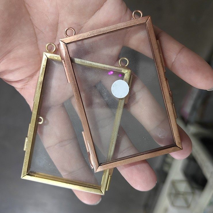 Pt Mini D Pendant Geometric Welding Simple European Style Gold Silver Black Red Copper Copper Dried Flower Clip Metal Photo Frame Factory