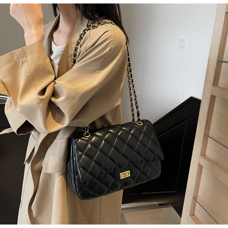 Lingge Chain European and American Retro Fashion Commuter Small Square Bag 16 undefined