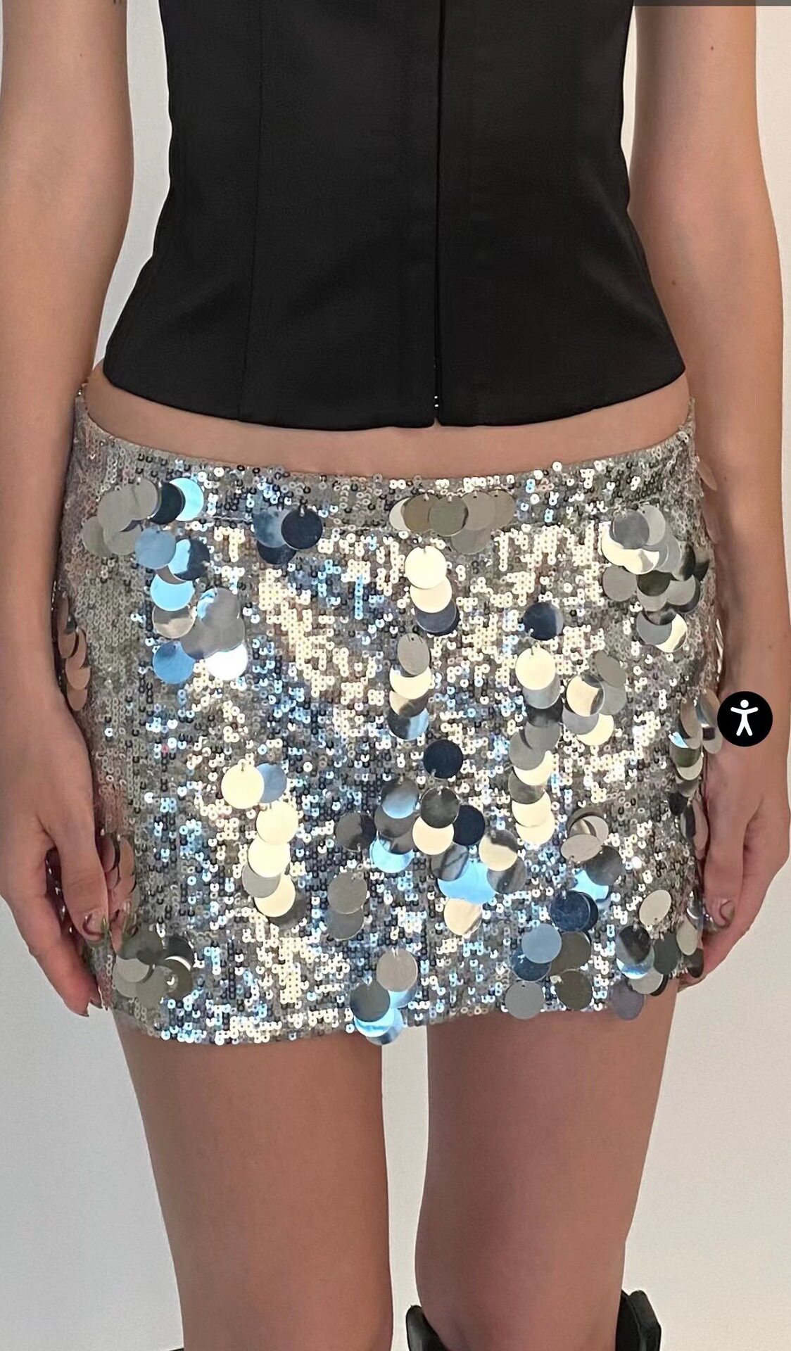 Váy nửa màu bạc