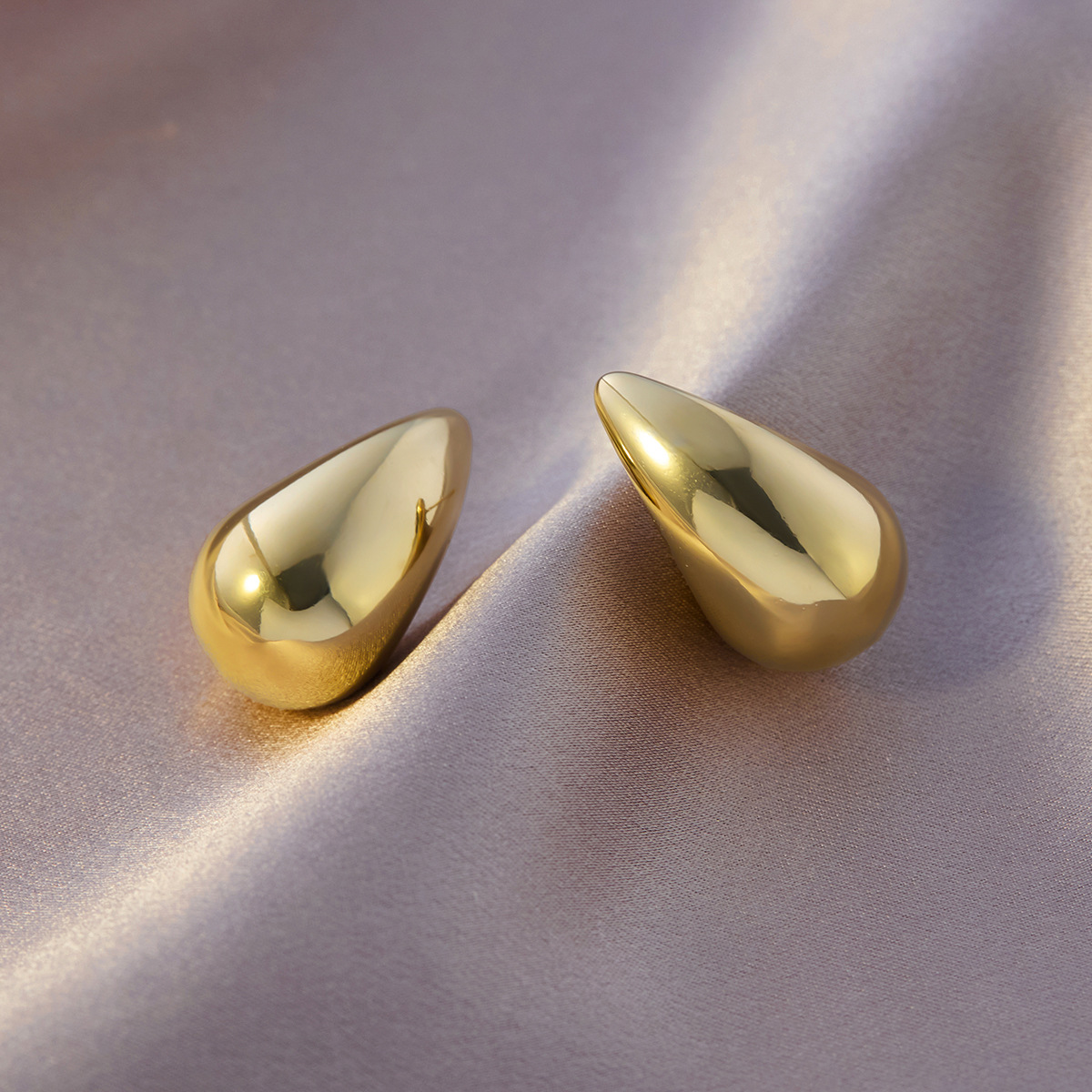 大きな水滴のイヤリング