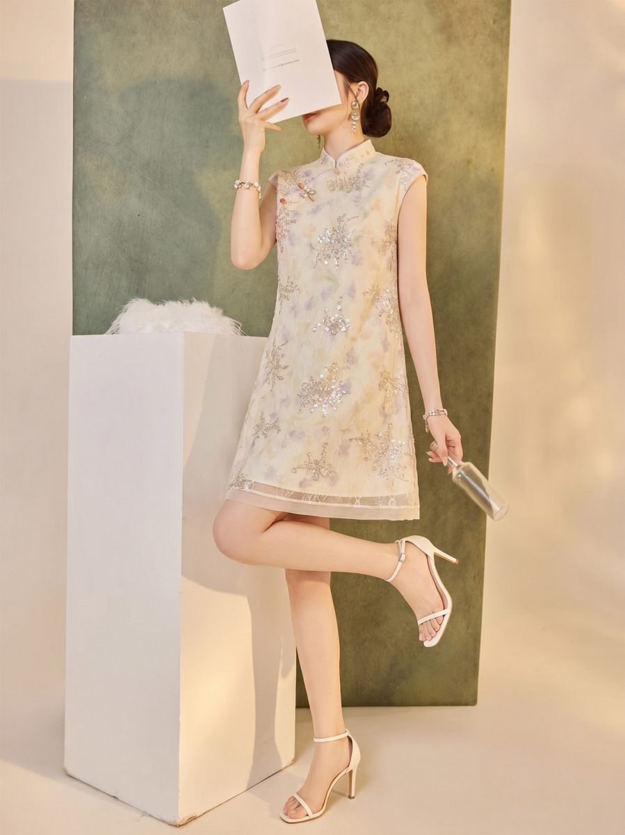 Đầm suông nữ cổ đứng tay lỡ phối ren đính cườm họa tiết hoa — Màu be