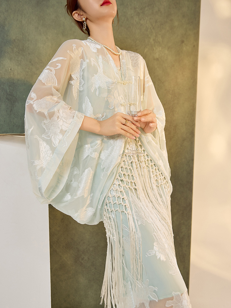Bộ đầm yếm dài kèm áo cardigan dài tay thêu họa tiết tua rua nữ — Áo cardigan tua rua (giao hàng trong 7 ngày), Áo cardigan tua rua (giao hàng trong ngày), Váy yếm (giao hàng trong 7 ngày), Váy yếm (giao ngay trong ngày)