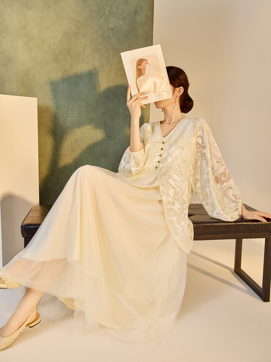Đầm maxi nữ dài tay cổ chữ V họa tiết hoa in nổi — bầu trời xanh, Màu trắng nhạt