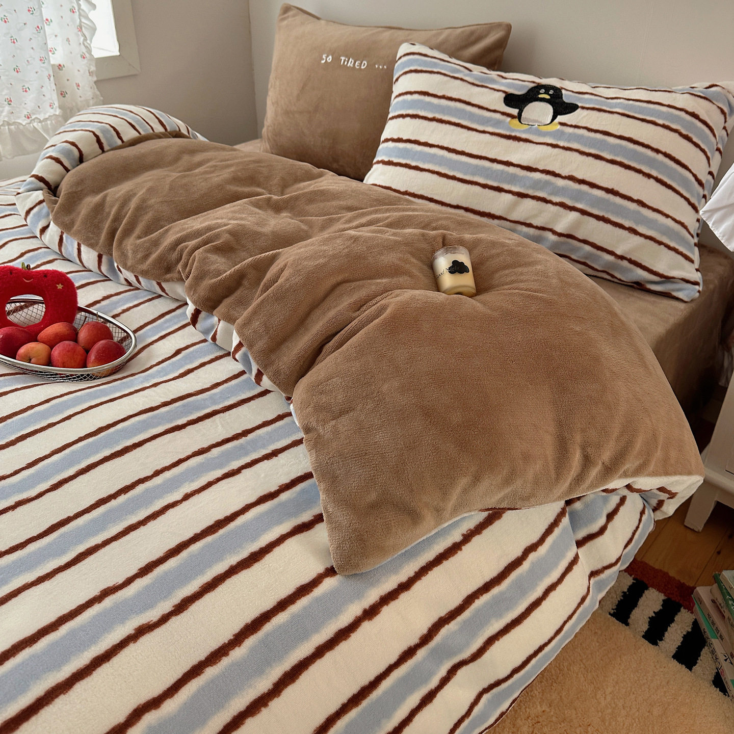 Autumn and winter thick warm milk velvet four-piece set cute kitten cartoon simple coral velvet quilt cover bed sheet three-piece set