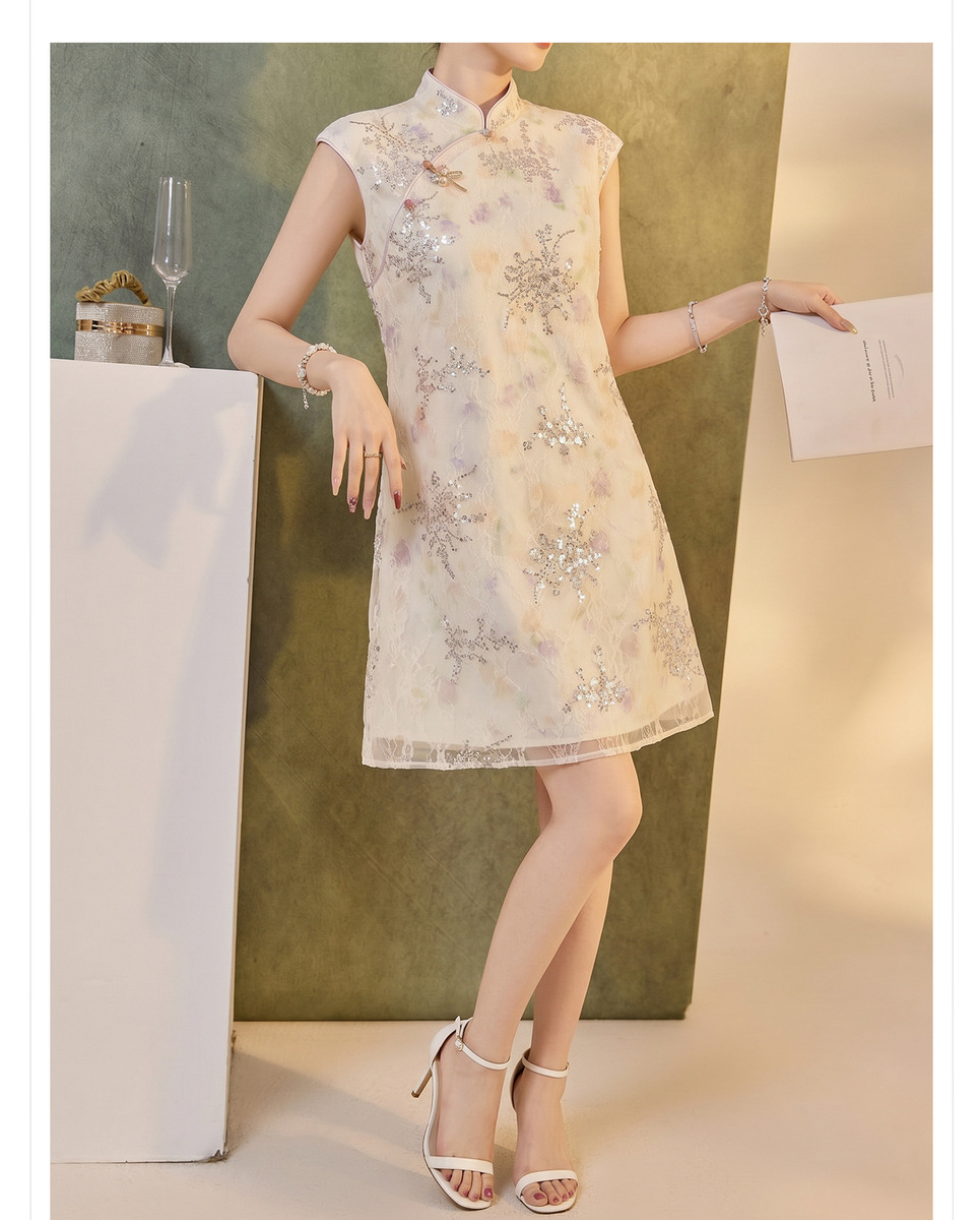 Đầm suông nữ cổ đứng tay lỡ phối ren đính cườm họa tiết hoa — Màu be