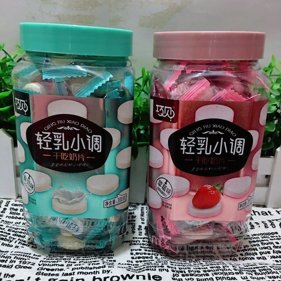 Qiaoxiao light milk small tone dry milk slices Strawberry Mango fruit flavor dry milk slices nostalgic snacks children candy milk slices