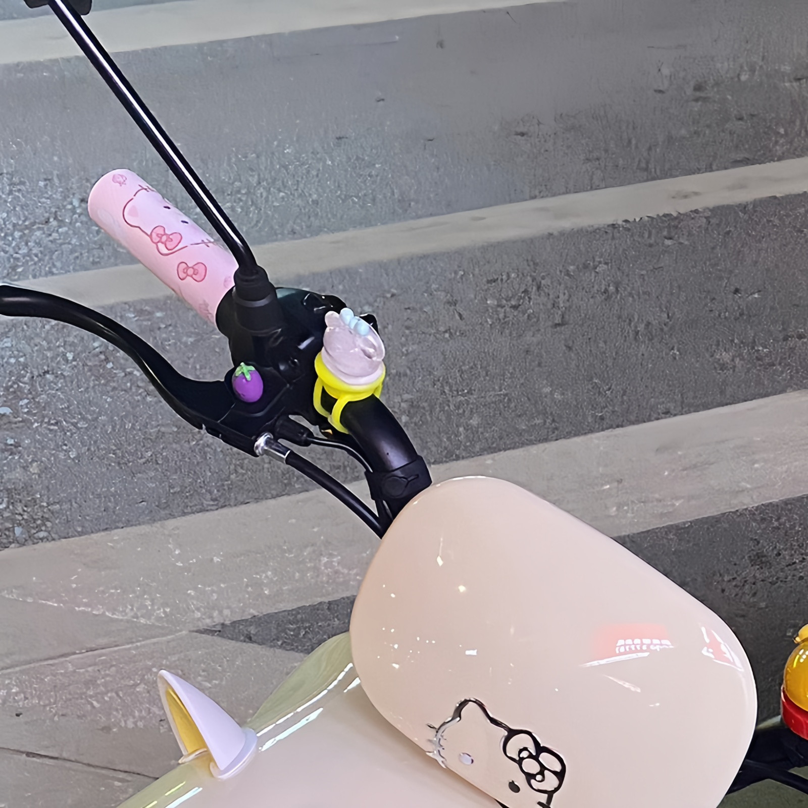 Cute pet car ornaments electric car helmet bicycle motorcycle tram cute healing trinkets straps