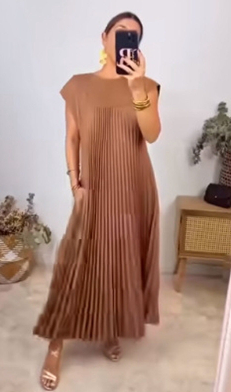 Sleeveless Pleated Dress Round Neck Fashionable Autumn Winter Style Perfect for Casual or Formal Occasions