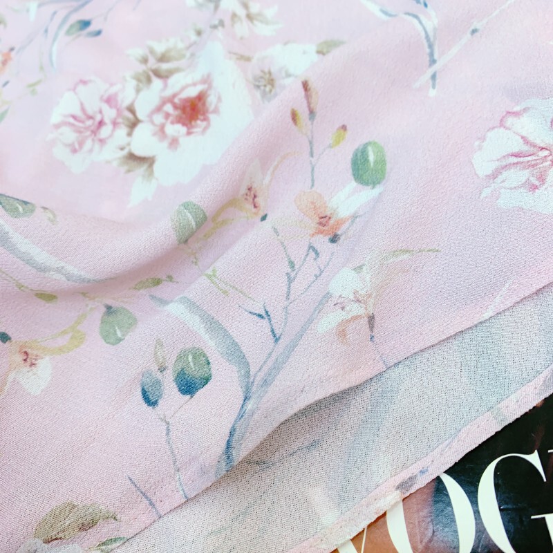 Đầm maxi nữ cổ V tay bồng họa tiết hoa nhí viền ren thắt eo dáng đuôi cá — Hồng đinh hương màu sương mù, tặng kèm áo mặc trong