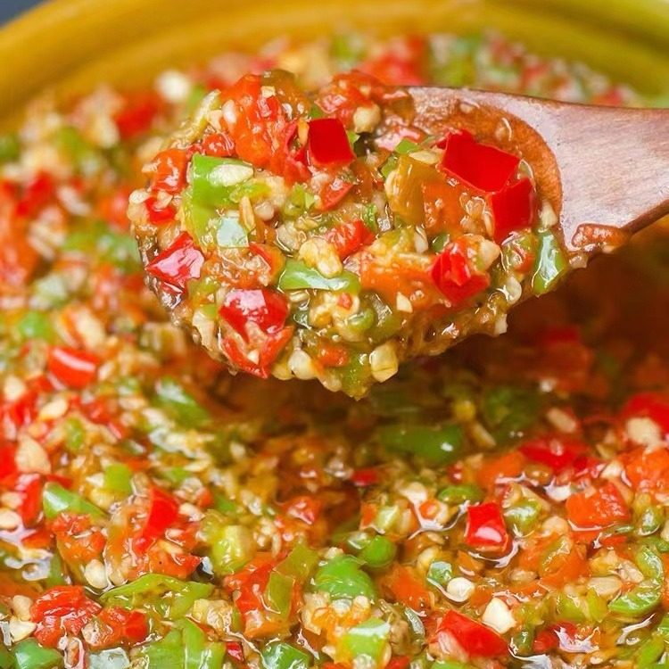 Factory wholesale one-piece delivery Hunan specialty farm handmade double pepper garlic sauce two-color colored pepper sauce chopped pepper sauce