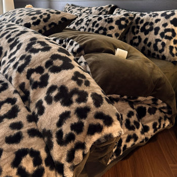 Winter Class a High-Weight Rabbit Fur Plush Four-Piece Set, Milk Velvet Thickened Warm Printed Duvet Cover, Coral Fleece Three-Piece Set