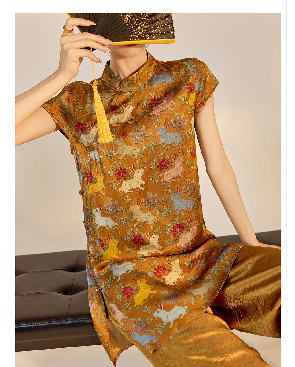 Đầm chữ A nữ cổ đứng thêu họa tiết cao cấp dáng suông — Màu caramel, Màu đỏ san hô