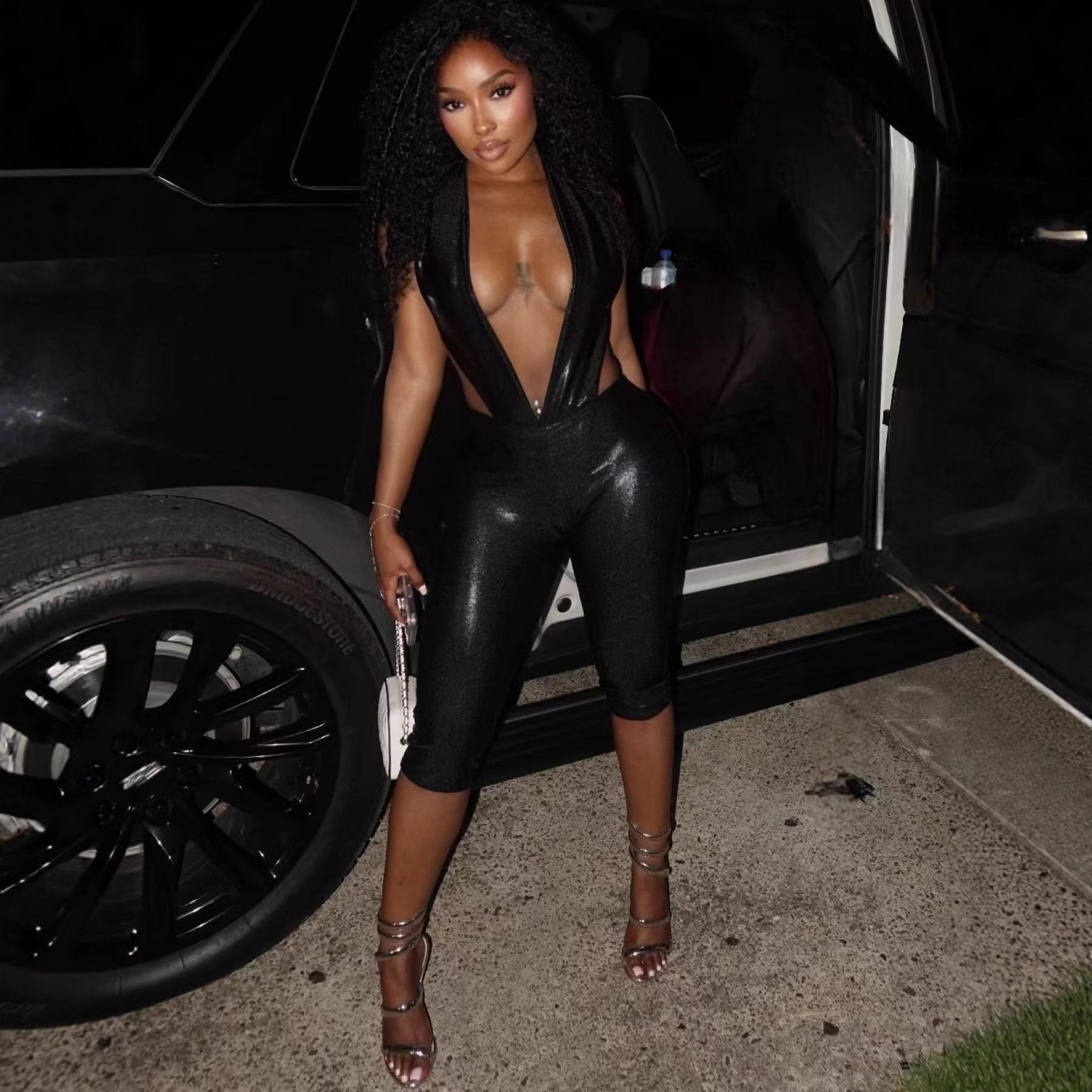 欧美跨境2025新款女装性感深V冰丝料挂脖露背紧身五分长裤两件套