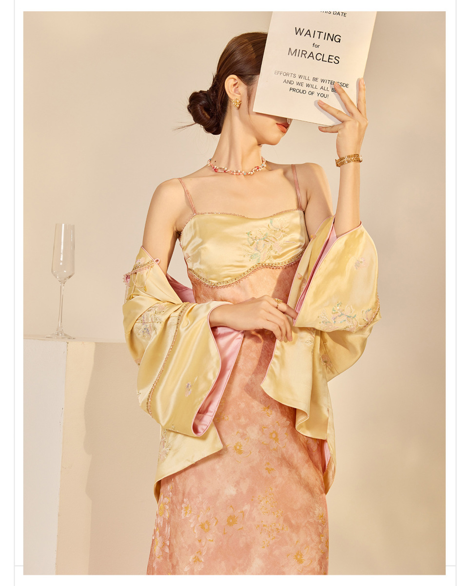 Set áo khoác và đầm hai dây thêu hoa chuyển sắc đính cườm — Áo thun (7 ngày), Áo khoác (7 ngày), Trang phục (7 ngày)